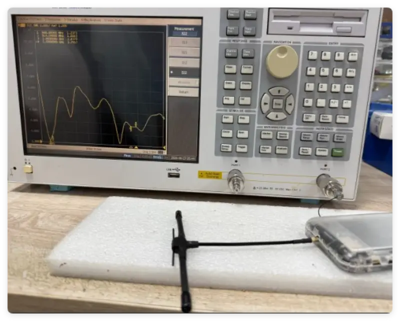 Warum muss bei der Auswahl einer Antenne unbedingt auf das VSWR (Voltage Standing Wave Ratio) geachtet werden?